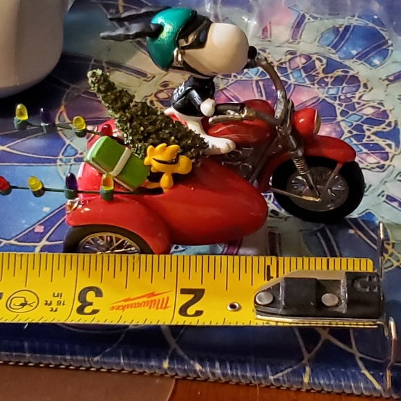 Hallmark Snoopy ornament dated 2009 - Picture 3 of 3